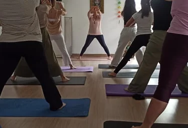 Aula de posturas de Yoga em uma turma da formação de professores