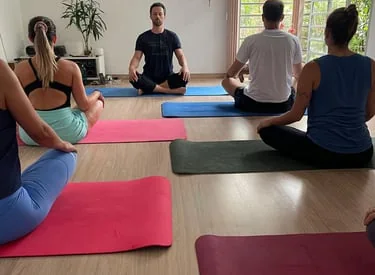 Professor conduzindo prática em uma aula da formação de Yoga