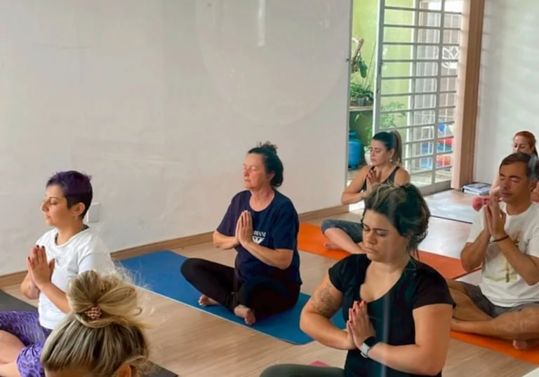 Alunos da formação de professores de Yoga meditando em turma