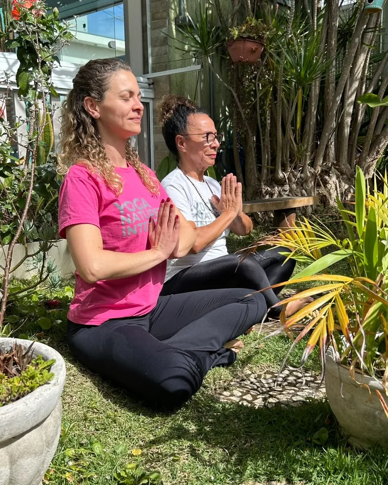 Káccia e Rô Martins meditando juntas no jardim do Natureza Interior, em Mogi das Cruzes